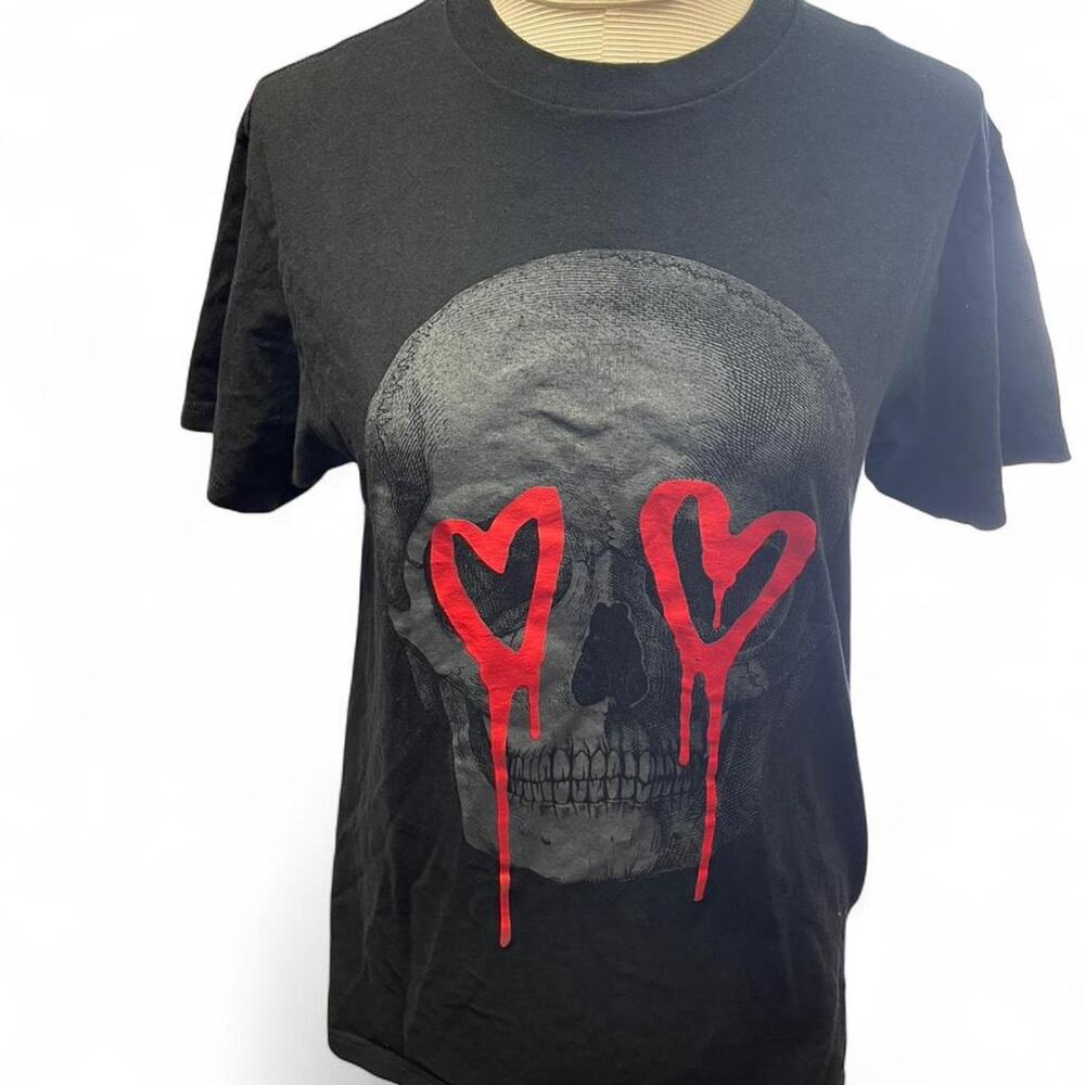 Black skull heart graphic tee